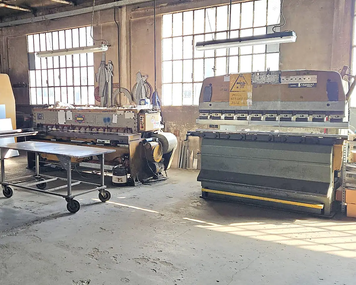 L’officina IMPES: cesoia e pressa piegatrice per la lavorazione della lamiera